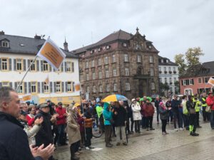 Zuhörer trotzen dem Regen bei der Kundgebung